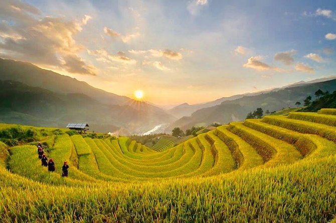 2 Day 1 Night Trek - Day one: terraces, streamside paths, and a Black Hmong village