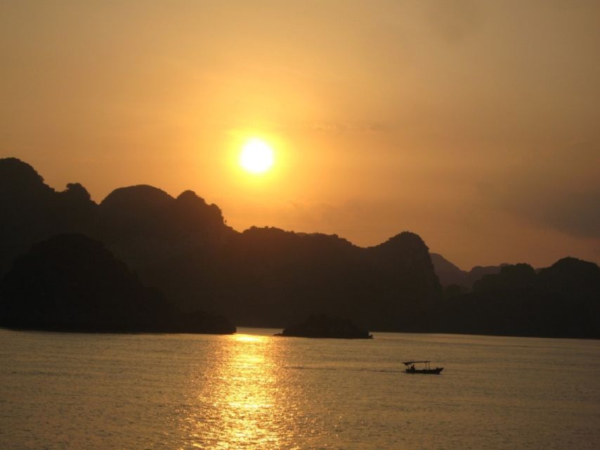2-Day: Hanoi - Ninh Binh - Halong Bay Luxury Cruise - Trang An by local sampan