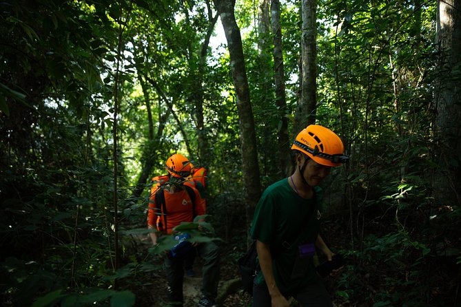 Abandoned Valley Adventure - E Cave & Golden Cave - 1D - The 2-kilometer trek through Abandoned Valley