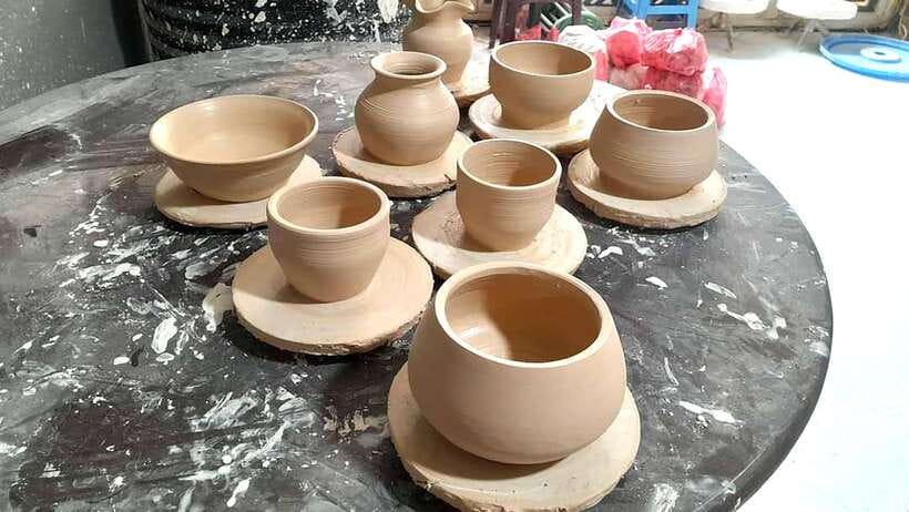 Bat trang Pottery Ceramics Class in Hanoi’s Old Quarter | VN - Choosing colors and your free finished piece