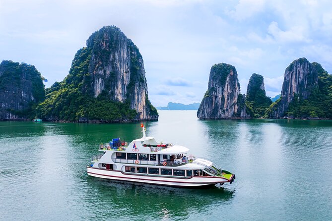 Best Halong 5 star Day Trip, inclusive,buffet,cave,kayak,transfer - Lunch on the cruise: plentiful, but keep expectations sensible