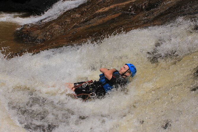 Canyoning Tour in Dalat Viet Nam - Crossing the canyon on the Tyrolean traverse