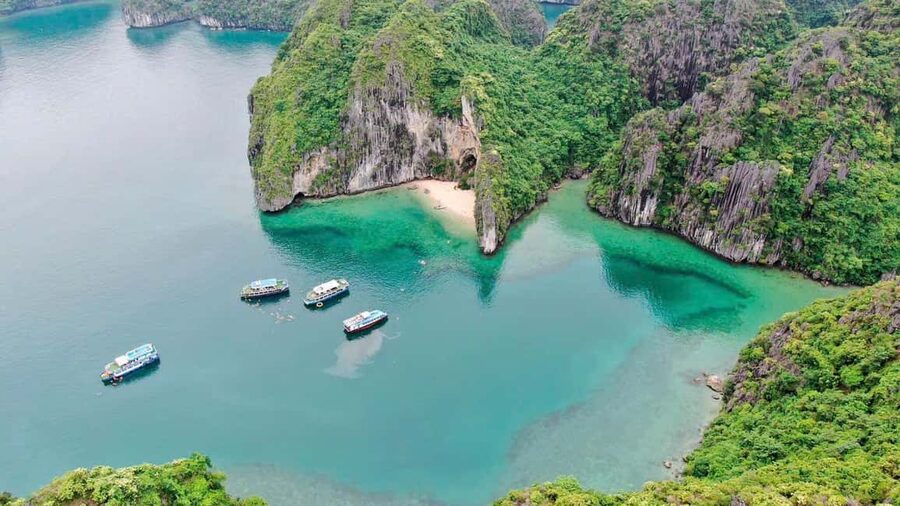 Cat Ba/Ha Noi: Lan Ha and Monkey Island Full Day Boat Trip - Guides and the feel on board