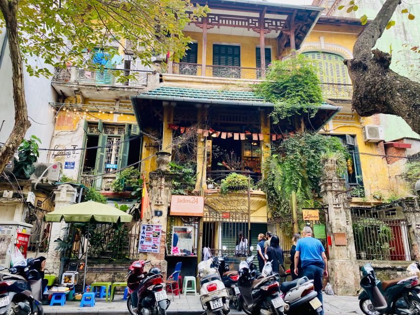 Coffee, History, and Architecture of the French Quarter - Coffee inside an old French villa