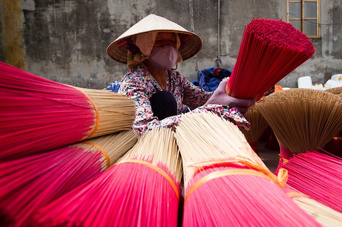 Colors of Incense village Quang Phu Cau - Entering a working incense village