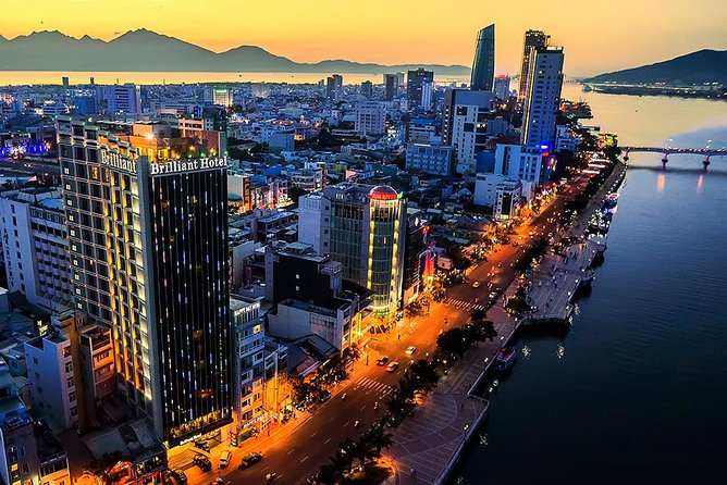 Da Nang By Night: Seafood dinner, night market and cruise trip - Bargaining at the Da Nang night market