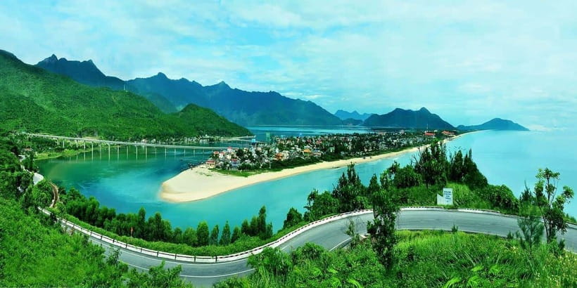 Da Nang: Hue Imperial Day Trip, Hai Van Pass Train, & Lunch - The early pickup and small-group setup