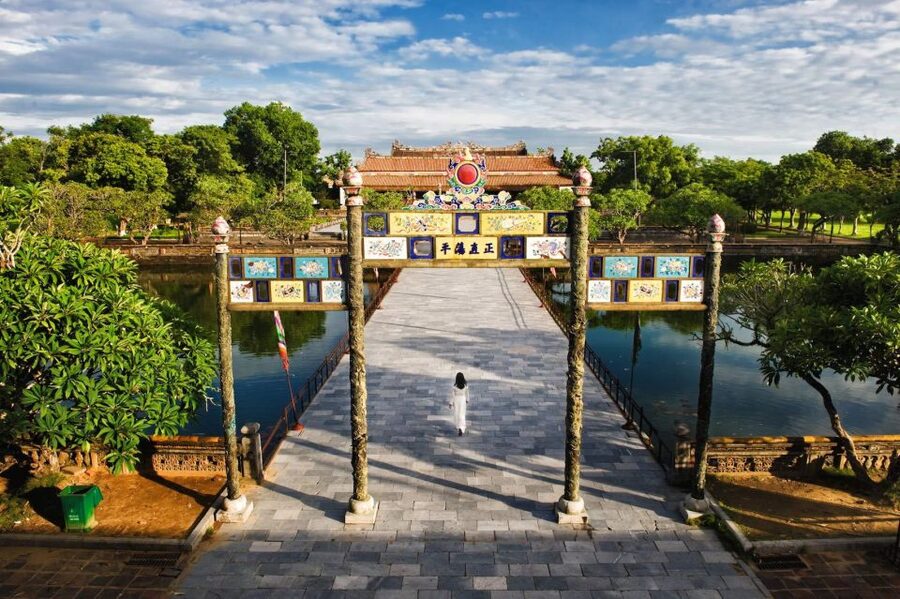 Da Nang: Imperial City of Hue Day Trip with Lunch and Ticket - What the guide adds to the experience