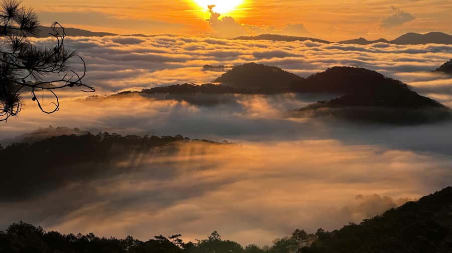 Dalat: Sunrise Trekking and Cloud Hunting experience - Cloud dancing above Tuyen Lam Lake
