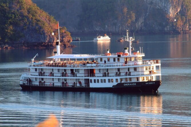 Emeraude Cruise 2 days 1 night Ha Long Bay Tour - Key points at a glance
