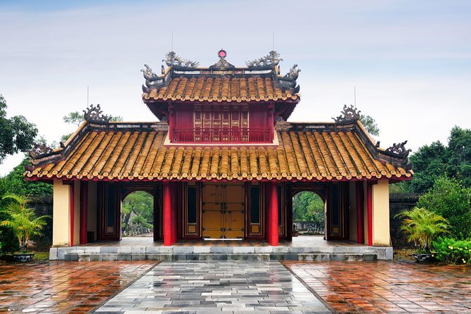 Explore 3 Royal Tombs with Informative English-Speaking Driver - How much explanation should you expect?