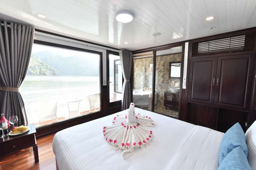 From Hanoi: 2-Day Halong Sapphire Cruise with Balcony Cabin - Day one: lunch among the Halong Bay islets