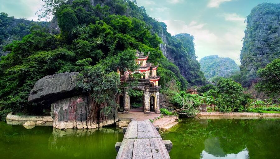 From Hanoi: 2-Day Ninh Binh Tour with Accommodation & Meals - Van Lam market and Bich Dong Pagoda