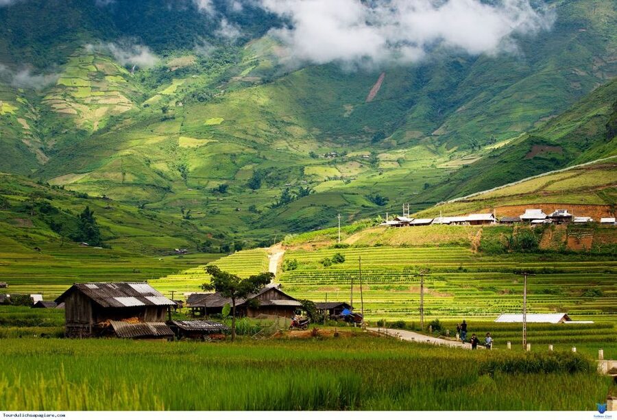From Hanoi: 2-Day Sapa Trekking Trip with Homestay & Meals - Meeting the H’Mong communities along the way