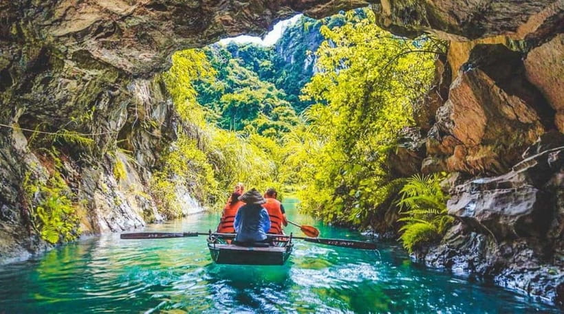 From Hanoi : 4-day Ninh Binh-Halong Bay Cruise with Balcony - Day 4: Sung Sot Cave and the return to Hanoi