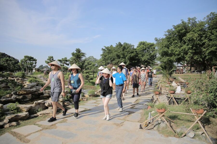 From Hanoi: Bai Dinh, Trang An, and Mua Cave Full-Day Tour - Vietnamese lunch between the major sights