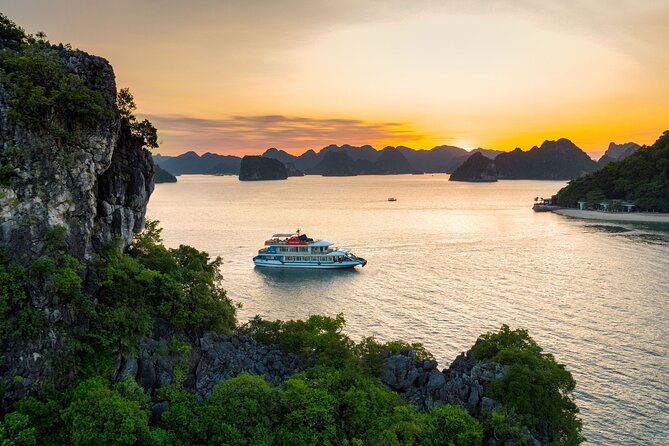 From Hanoi/Cat Ba: Lan Ha-Ha Long Bay Full Day Boat trip - A close look at life on the water