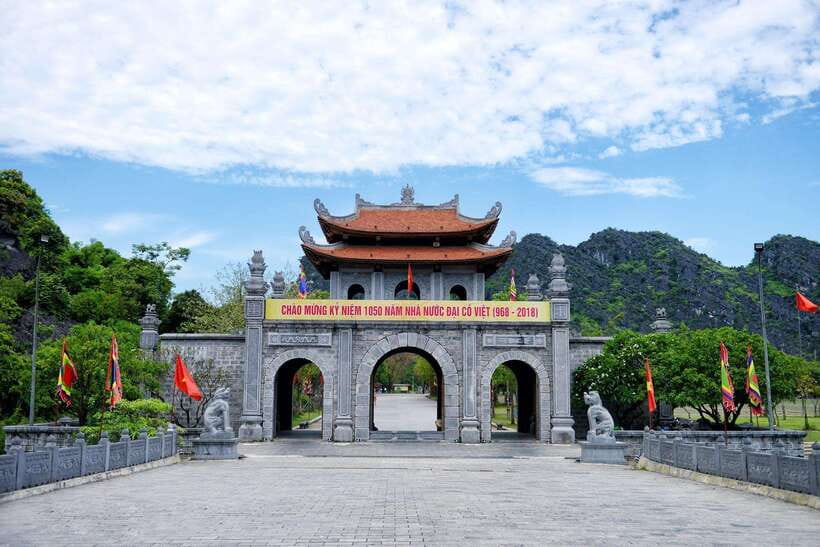 From Hanoi: Full-Day Ninh Binh Highlights Small Group Tour - Guides who make the long day easier