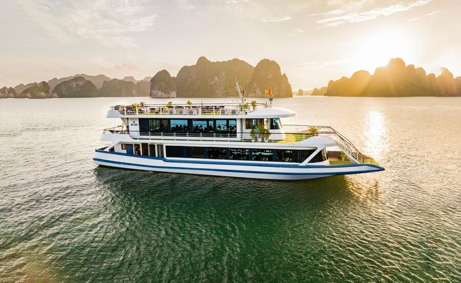 From Hanoi: Ha Long Bay 5-star Day Cruise with Buffet Lunch - Crowds, timing, and the real feel of the bay
