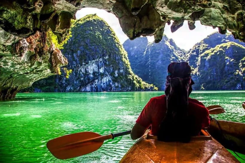 From Hanoi: Halong bay Luxury tour on 5 star cruise - Kayaking or bamboo boat through Luon Cave