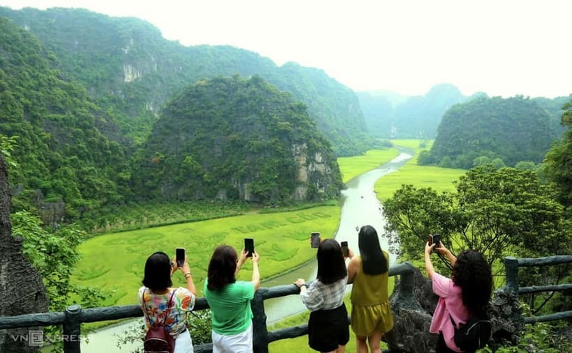 From Hanoi: Tam Coc Boat Trip and Hoa Lu & Mua Cave Tour - Lunch at a local restaurant