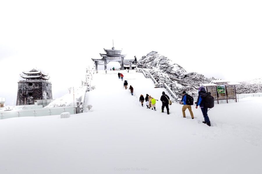 From Sapa: 1-Day Guided Trek to Lao Chai & Ta Van with Lunch - Starting in Sapa and heading toward Lao Chai