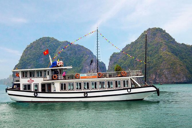 Full Day-All Inclusive: Halong Bay-Lan Ha Bay-Bai Tu Long Bay - Cua Van Floating Village by kayak or banana boat
