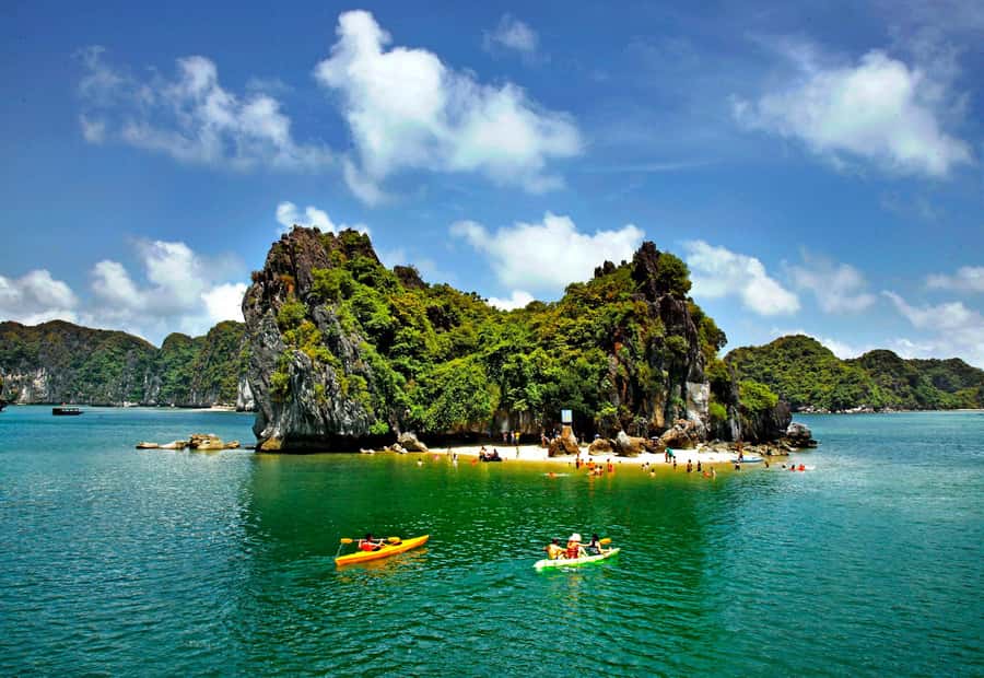 Full day boat trip with Cat Ba's captain Jack - Ba Trai Dao, the Three Peaches Beach stop