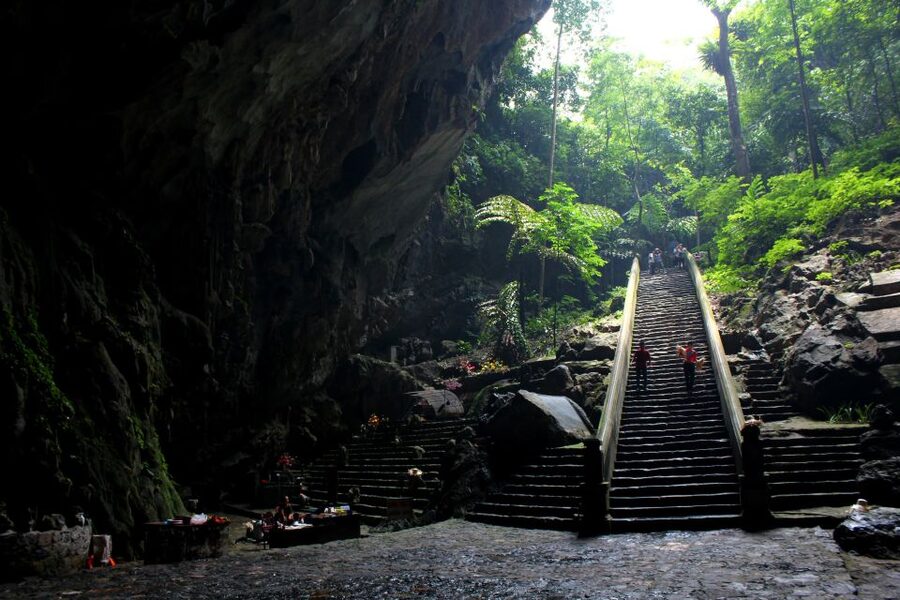 Full-Day Perfume Pagoda Private or Small-Group Tour - The climb to Huong Tich Cave