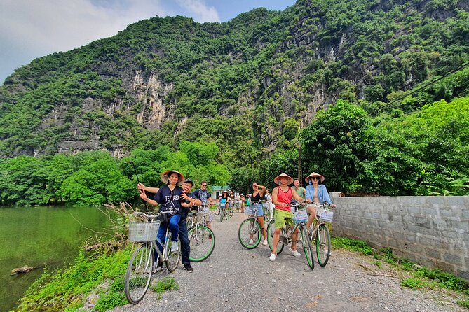 Full-Day Tour Hoa Lu, Tam Coc Boat Trip and Mua Cave - Mua Cave and the 500-step climb