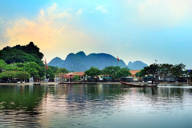 Full Day Tour to Perfume Pagoda with Traditional Boat Ride - A slow sampan along the Yen Stream
