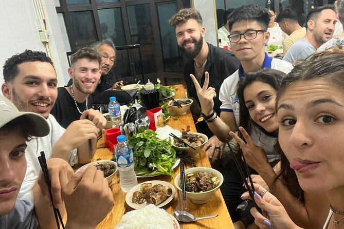 (Group/Individual) HANOI STREET FOOD TOUR - Guide personalities shape the evening