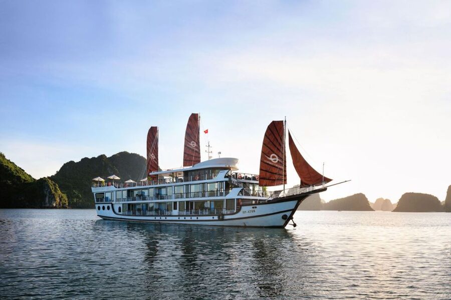 Ha Long & Lan Ha Bays: 2-Day Cruise with Meals & Kayaking - Bright Cave by bamboo boat