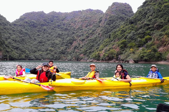 Ha Noi - Cat ba island - Lan Ha Bay - Kayaking 1 Day - Arriving at Cat Ba and Boarding the Boat