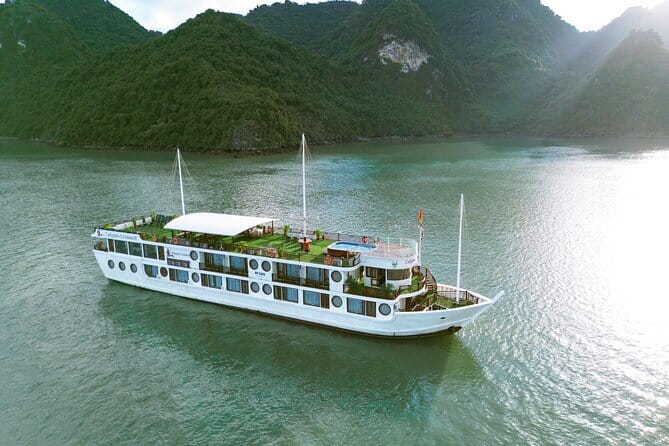 HALONG BAY LUXURY IRIS CRUISE DAY TRIP-BEST SELLER: Kayak, Music - What the $56 price really buys