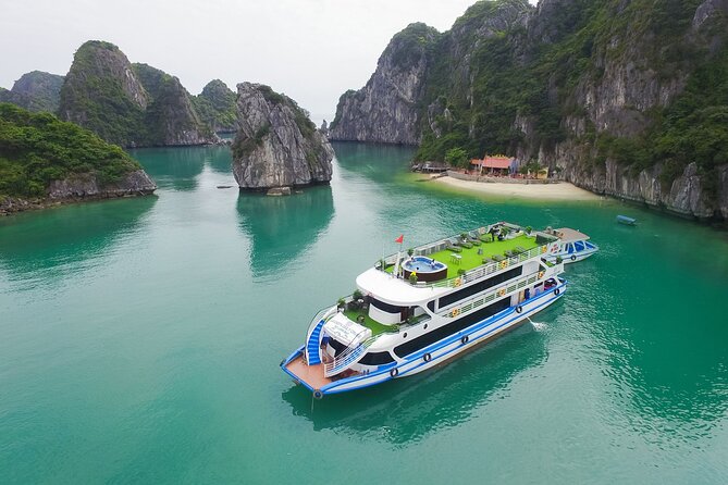 Halong Diamond Crusie- The most luxury daily Crusie in Halong Bay - Four bathrooms, four toilets, and a four-season jacuzzi