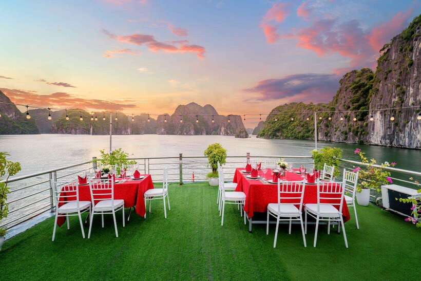 Hanoi: 2-Day Ha Long and Lan Ha Bay Cruise with Kayaking - Lunch while sailing through Lan Ha Bay