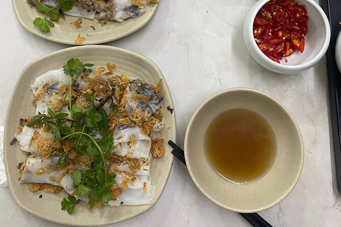 Hanoi: 7 Tasting Street Food Walking Tour and Train Street - Seven tastings, from soft rice rolls to grilled dishes