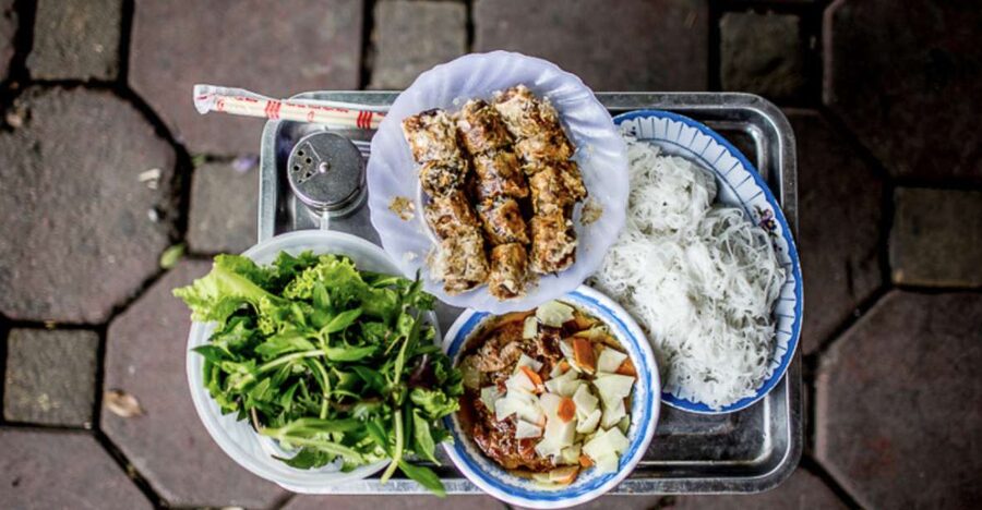 Hanoi: 7 Tastings Street Food Tour with Train Street - Five things to know before booking