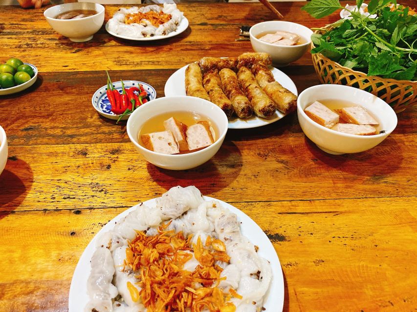 Hanoi: 7 Tastings Street Food Tour with Train Street - The Old Quarter alleys are part of the meal