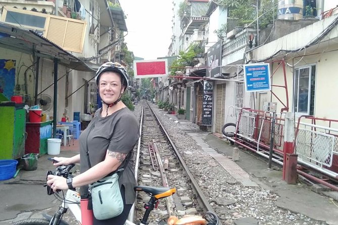Hanoi: Amazing Morning with Bicycle - All Inclusive - Hoan Kiem Lake and morning exercise