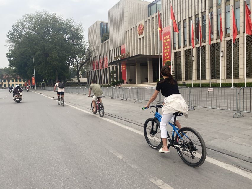 Hanoi: Bike Tour Through Hidden Gems and Banana Island - Guides, group size, and flexibility