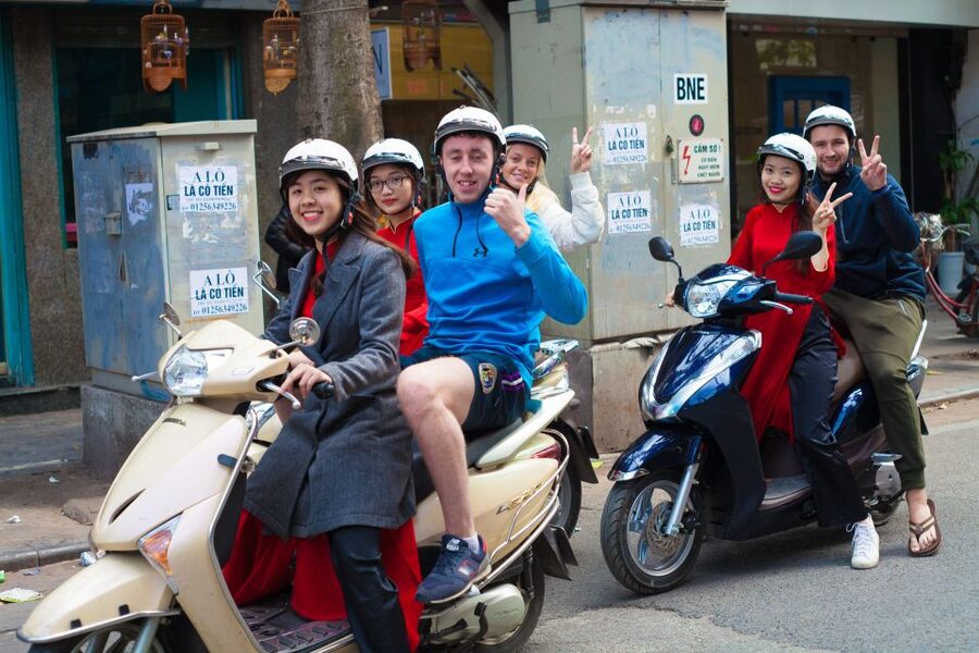 Hanoi: City Sightseeing Motorbike Tour - West Lake and Tran Quoc Pagoda