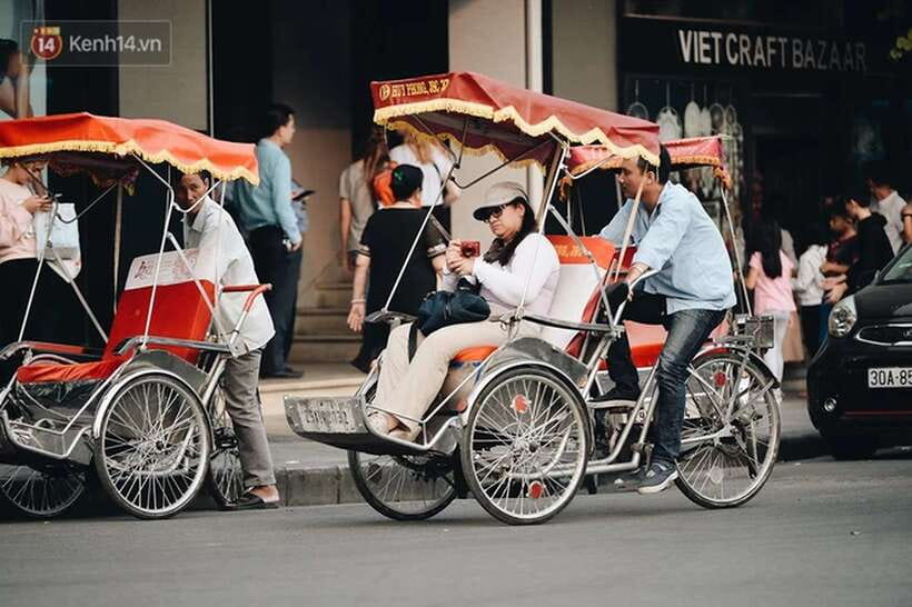 Hanoi: Cyclo the Old Quarter and Egg Coffee Tour - Riding a cyclo through the Old Quarter