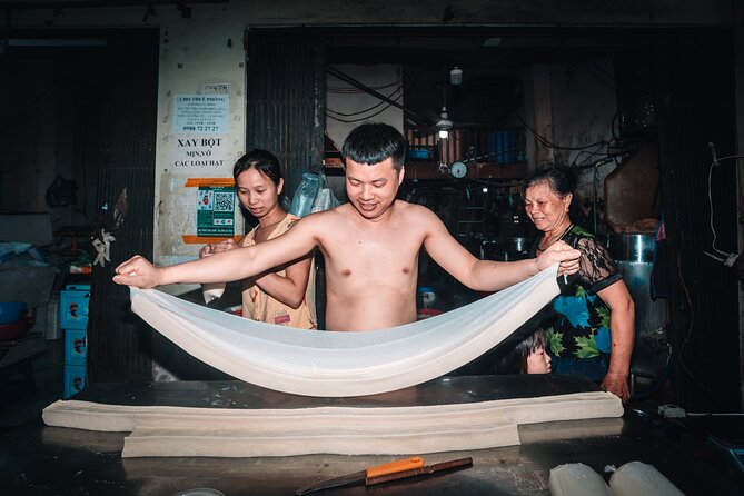 Hanoi Dawn Private Food Tour with 10+ Tastings - Entering four Hanoi markets while the city is still dark