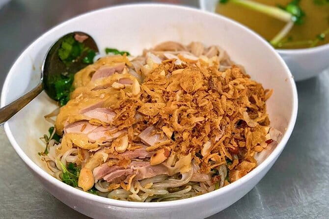 Hanoi Famous Michelin Guided Street Food Tour - Stop one: dry chicken pho at Phở Gà Nguyệt