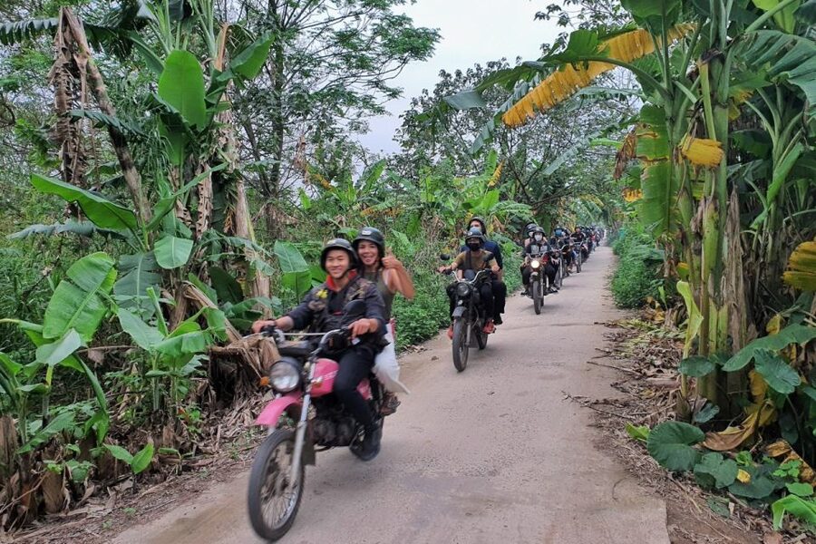 Hanoi Food, Culture, Sightseeing & Fun By Vintage Motorbike - The unusual pause at Hanoi Train Street