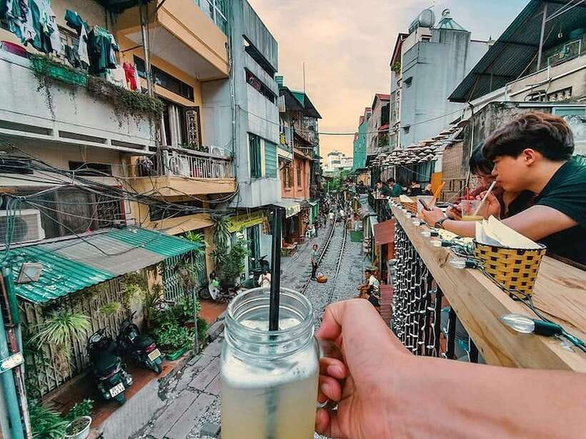 Hanoi: Guided Food Tour with Train Street Visit - Kem Xôi finishes the food section with cool sweetness