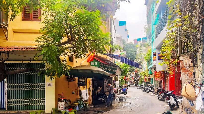 Hanoi: Guided Food Tour with Train Street Visit - Egg coffee gives Train Street a slower ending
