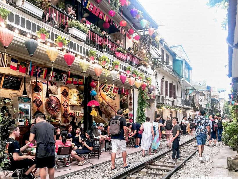 Hanoi: Guided Food Tour with Train Street Visit - Guides make the difference on a busy Hanoi route